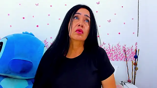 horniestmilf (F mature) - Spanking my ass with a palet