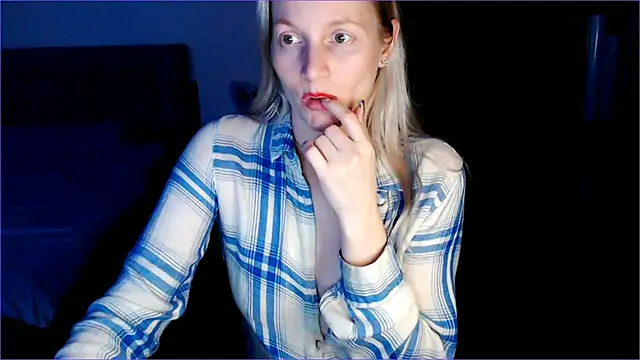Shantidol live cam on StripChat