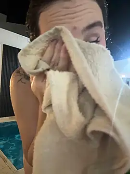 _isabella_hot_ (F young) - all naked in pool😈