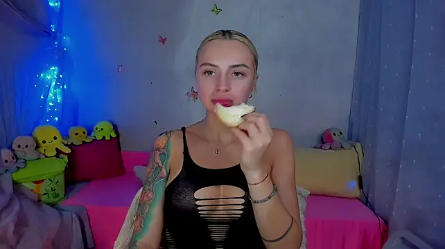 yourlizzydoll (F young) - stay topless+blowjob 3 min