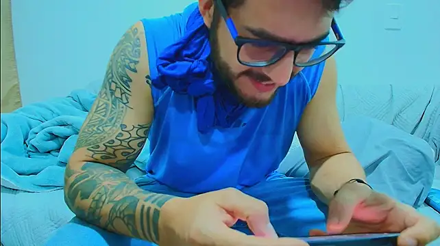 thomas_gun live cam on StripChat