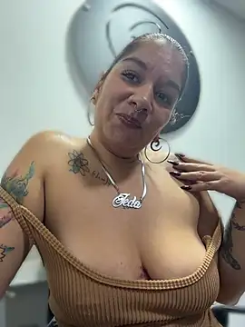 JulianaDiiaz live cam on StripChat