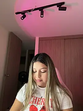 lunablossom_ live cam on StripChat