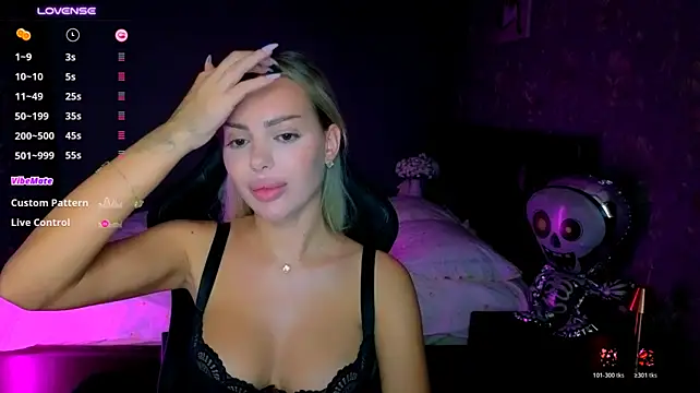 Ayla__Demir live cam on StripChat