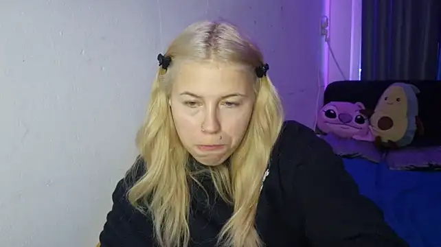 ErnestineBagge live cam on StripChat