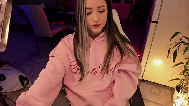 Sserendipityy live cam on StripChat