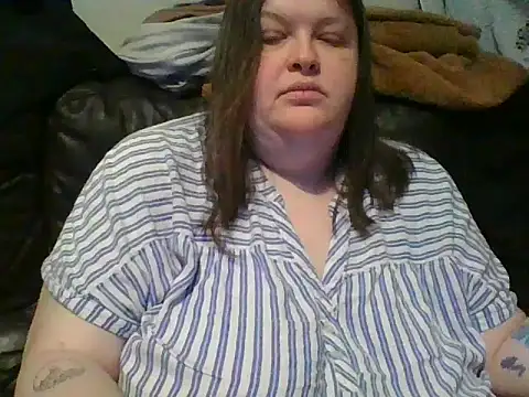 CurvyKirstiesX live cam on StripChat