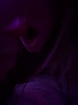 beesknees420 live cam on StripChat