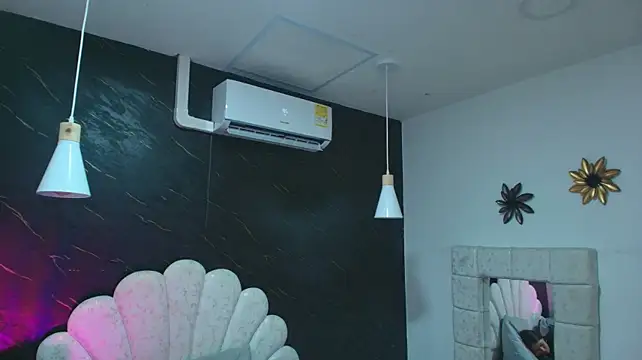 kissme_luna live cam on StripChat