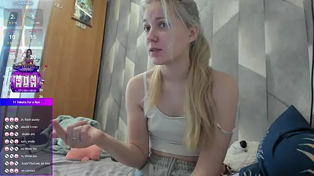 Tiny_Kiss live cam on StripChat
