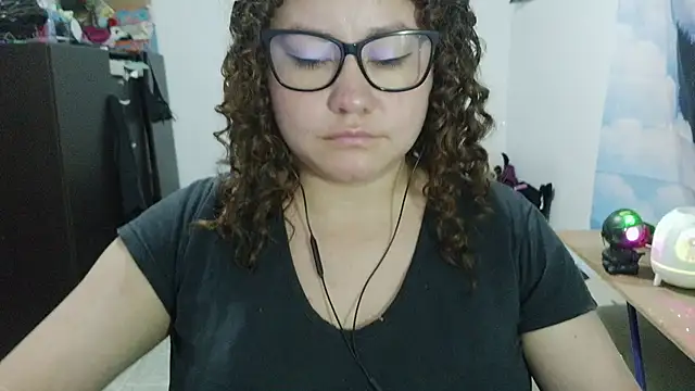 curly_greeneyed live cam on StripChat