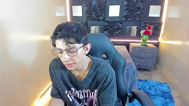 elangiraldo (M young) - Completely naked and cum show.
