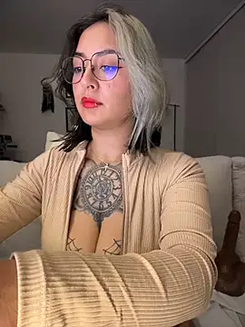 Rae_Lil_White live cam on StripChat