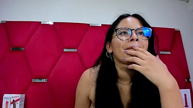 SweetLuna2 live cam on StripChat