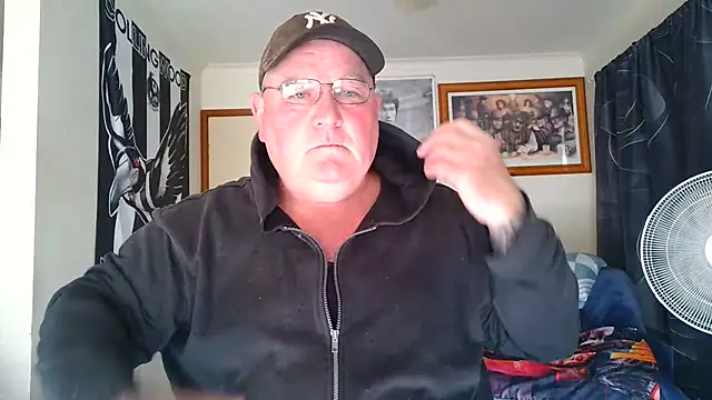 kinkyblueyes69 (M mature) - NAKED CLOTHES OFF