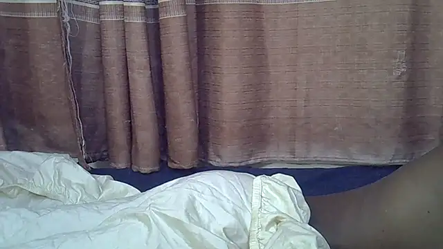 Naughty_sleender live cam on StripChat