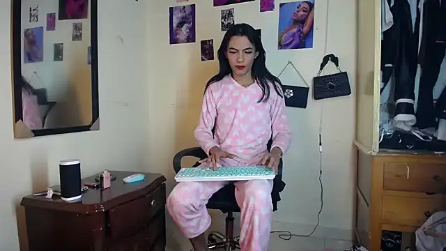 Aisha_hotts777 live cam on StripChat