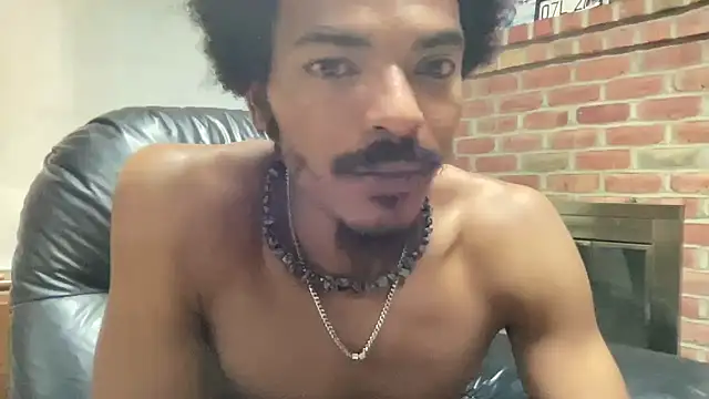 TRILLAHUNG on Stripchat