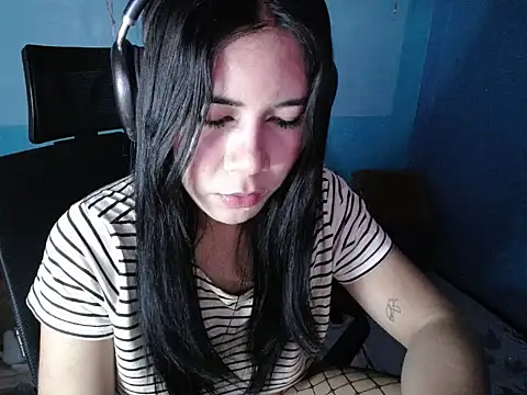 TransPetite1 live cam on StripChat