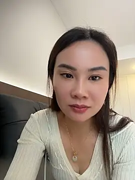 Yioyio-666 live cam on StripChat