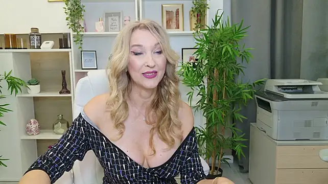 ladyleea (F mature) - Play with dildo between my boobs