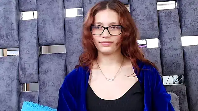 LARICSABLUE18 live cam on StripChat