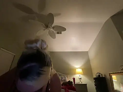 whitechocolate100M live cam on StripChat