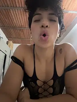 Miily_0 live cam on StripChat