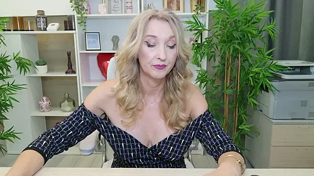 ladyleea (F mature) - Play with dildo between my boobs