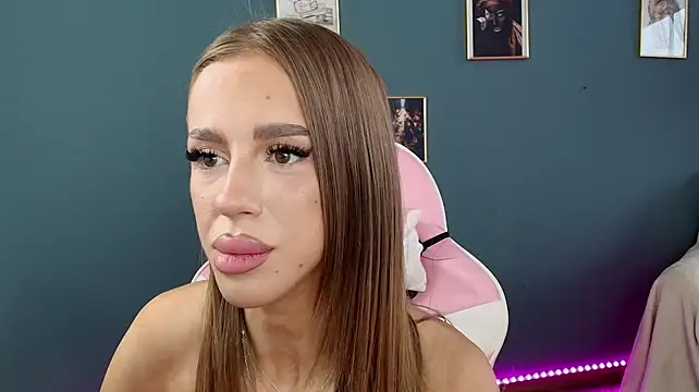 GlowingBlondie live cam on StripChat