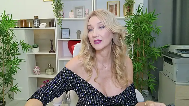 ladyleea (F mature) - Play with dildo between my boobs