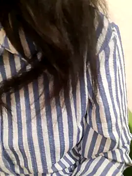 Navya6879 live cam on StripChat