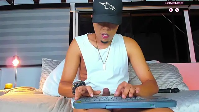 Emanuel_333 live cam on StripChat