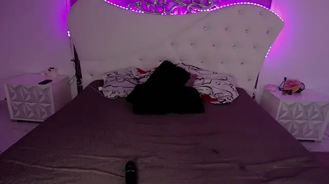 RavenFoxxy live cam on StripChat
