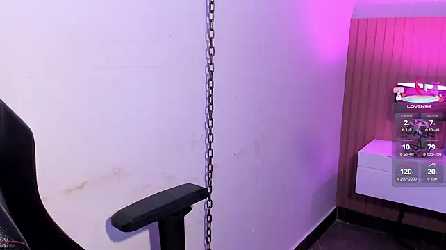 klhoe_boobs