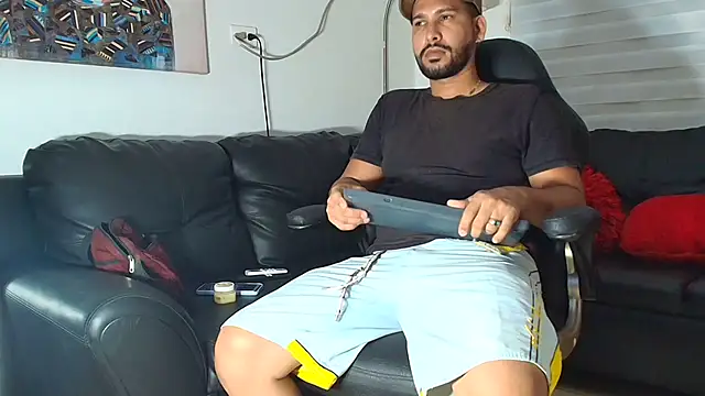 luis_23hot live cam on StripChat