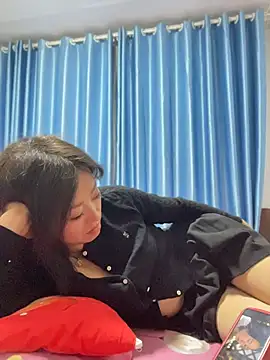 Lipinger live cam on StripChat