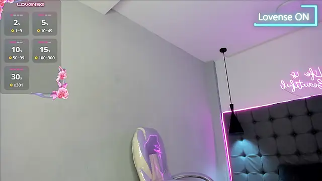scarletcherry18 live cam on StripChat