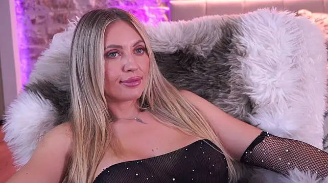 JoanneGG live cam on StripChat
