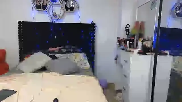 charlotte_077 live cam on StripChat