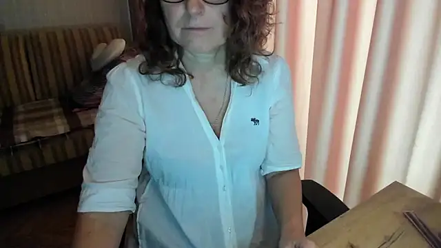 lauraoven live cam on StripChat