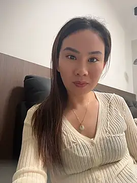 Yioyio-666 live cam on StripChat