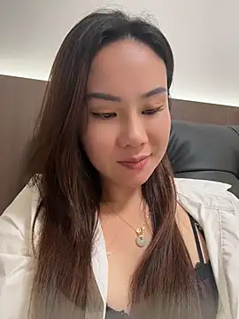 Yioyio-666 live cam on StripChat