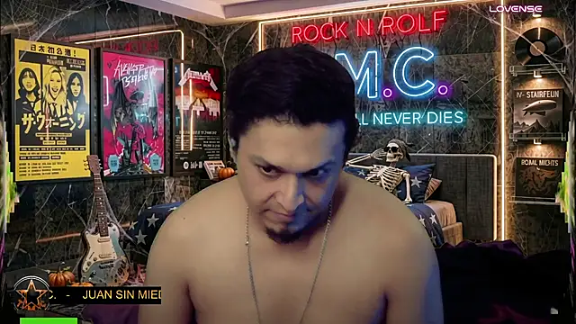 chino_roz on Stripchat