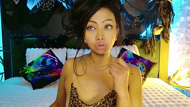 ElyaQuinn live cam on StripChat