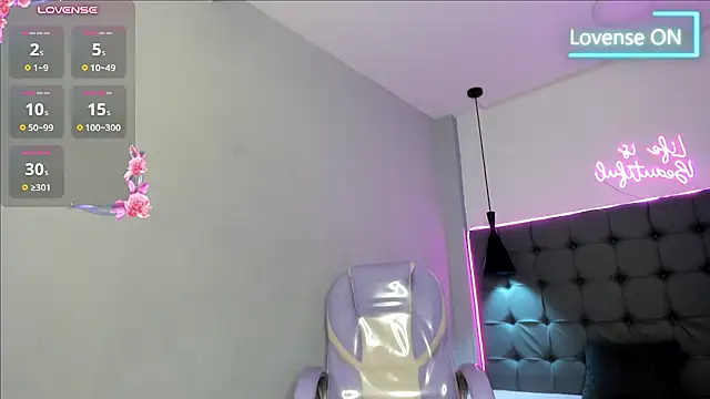 scarletcherry18 live cam on StripChat