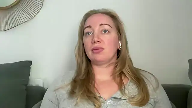 arielsweetieee live cam on StripChat