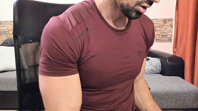 HotHunkTrainer live cam on StripChat