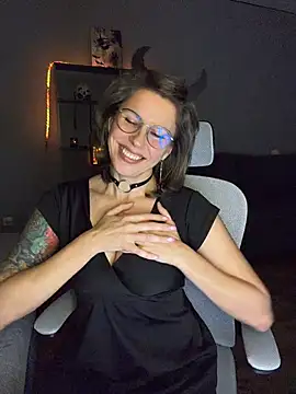 LinaMalinaz live cam on StripChat
