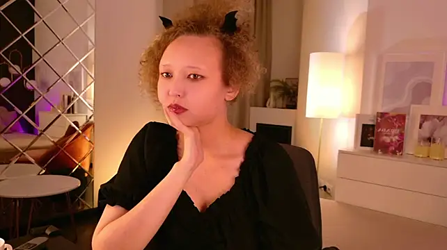 Senya_Valmore live cam on StripChat